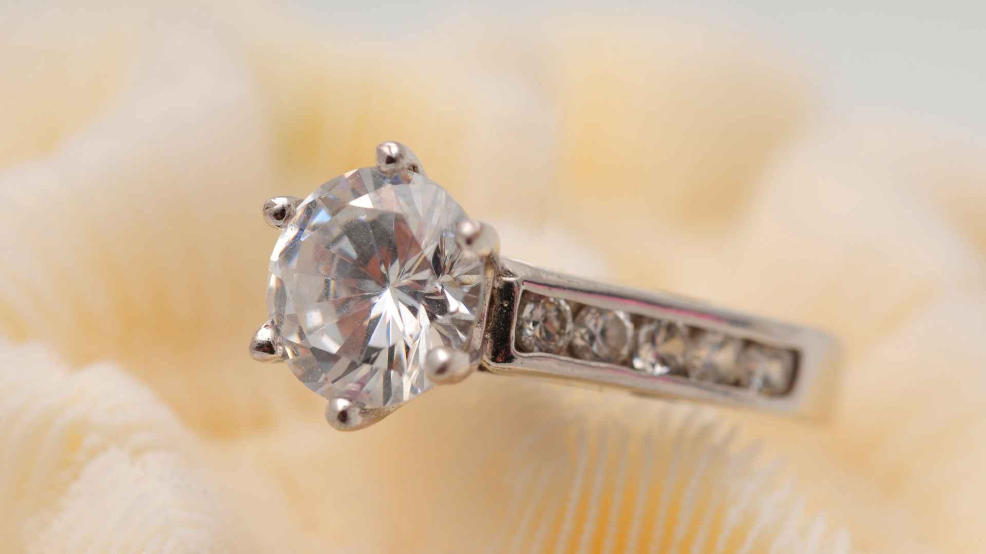 מה כדאי לדעת על טבעת אירוסין מזהב עם יהלום?